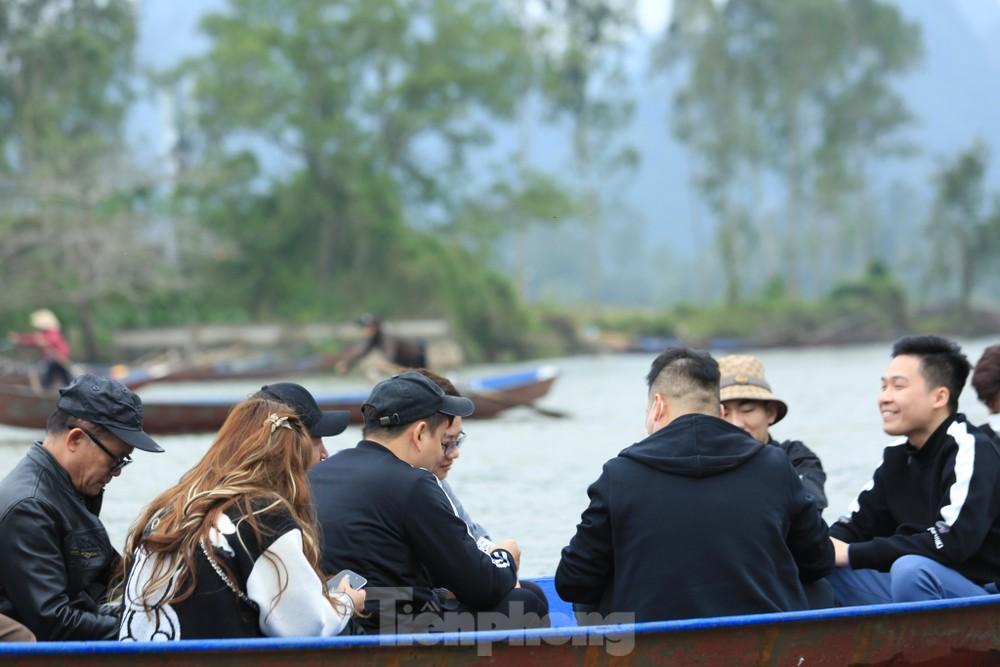 Lễ hội chùa Hương: Du khách vạ vật, chơi bài trên thuyền-6