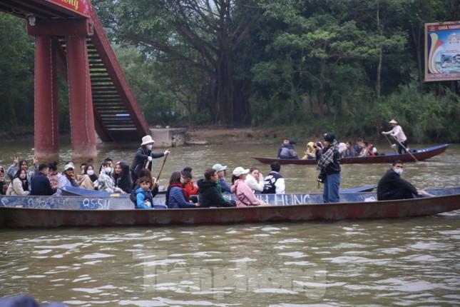 Lễ hội chùa Hương: Du khách vạ vật, chơi bài trên thuyền-7