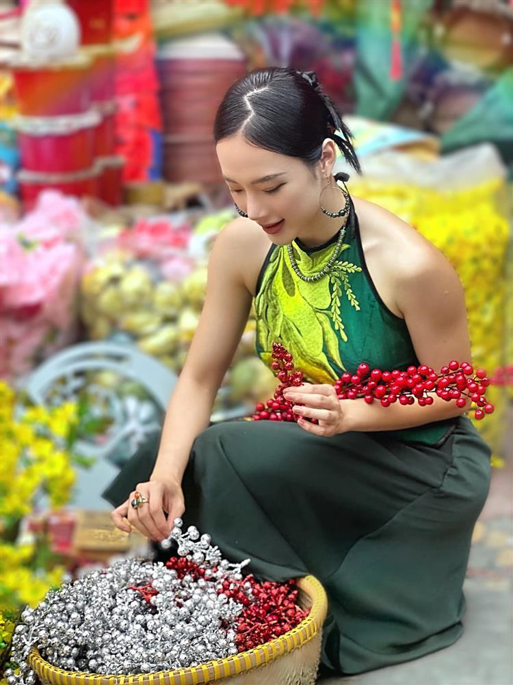 Angela Phương Trinh khoe cơ bắp khi chụp áo yếm thục nữ-4