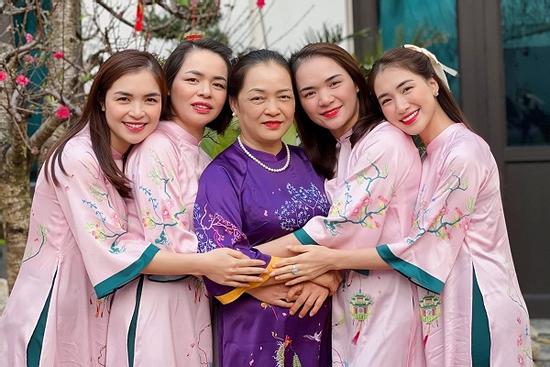 Hòa Minzy bên mẹ và 3 chị ruột, bất ngờ nhan sắc 'chị Kính Hồng'