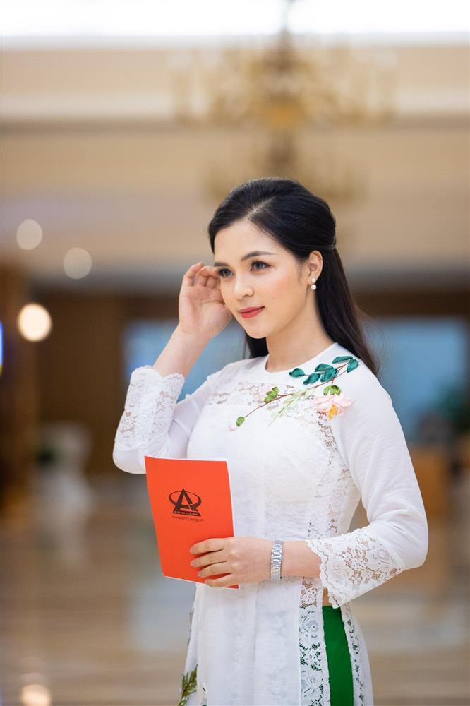 Hòa Minzy bên mẹ và 3 chị ruột, bất ngờ nhan sắc chị Kính Hồng-7