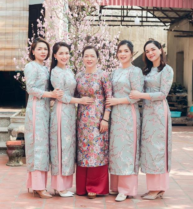 Hòa Minzy bên mẹ và 3 chị ruột, bất ngờ nhan sắc chị Kính Hồng-8