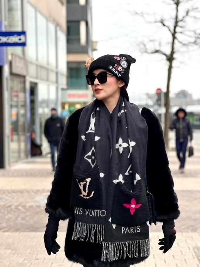 Thời trang Huyền My: Diện cây đồ hiệu ở trời Âu, BST túi khủng-3