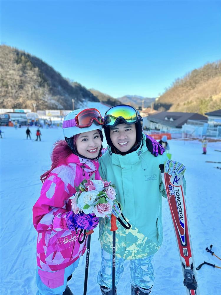 Ngưỡng mộ hôn nhân lần 2 của MC Hoàng Linh và chồng đạo diễn-3