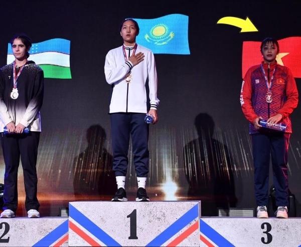 Nữ võ sĩ Việt để mắt gấu trúc lên nhận huy chương-1