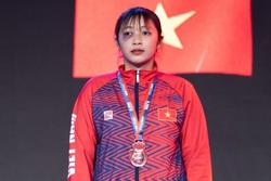 Nữ võ sĩ Việt để mắt 'gấu trúc' lên nhận huy chương