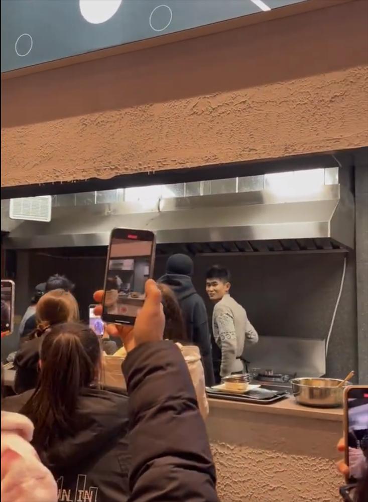 Vương Hạc Đệ nổi đình đám vẫn về quê phụ cha mẹ bán hàng ăn-1