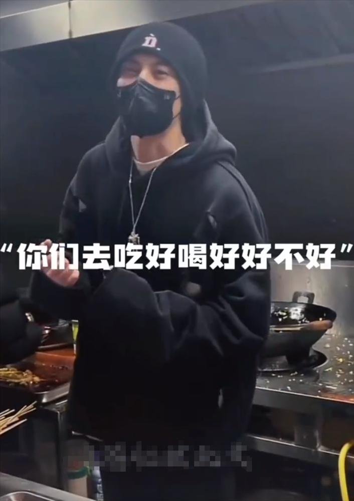 Vương Hạc Đệ nổi đình đám vẫn về quê phụ cha mẹ bán hàng ăn-4