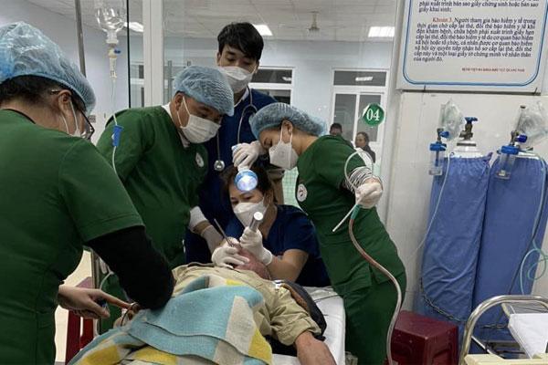 Người đàn ông nguy kịch vì hóc đoạn lòng lợn dài 25cm-1