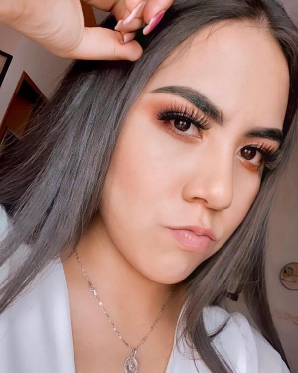 Cô giáo trẻ đẹp đau đầu vì bị các ông bố của học trò theo dõi-2