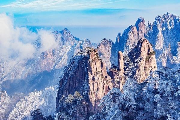 Hàng nghìn du khách đóng băng khi mắc kẹt trên đỉnh núi-3