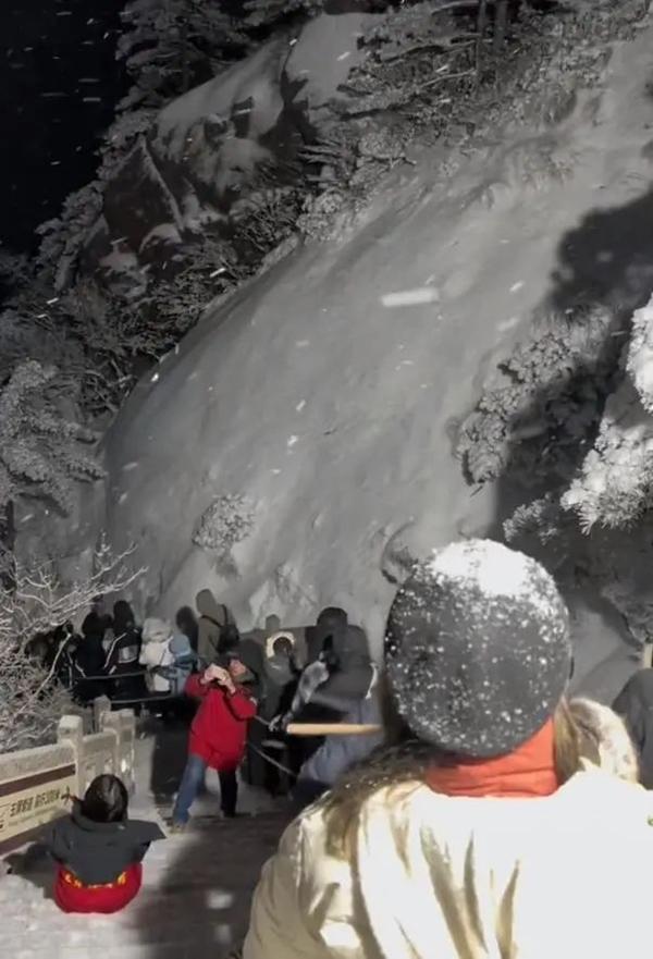 Hàng nghìn du khách đóng băng khi mắc kẹt trên đỉnh núi-1