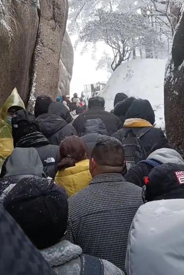 Hàng nghìn du khách đóng băng khi mắc kẹt trên đỉnh núi-2