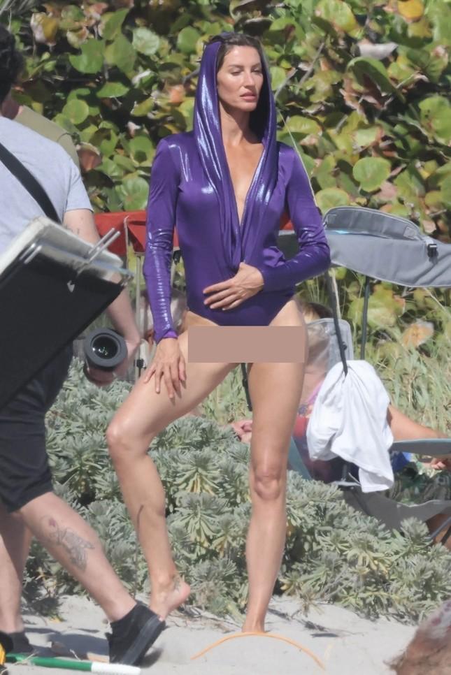 Hậu trường chụp ảnh áo tắm của siêu mẫu Gisele Bundchen gây tranh cãi-1