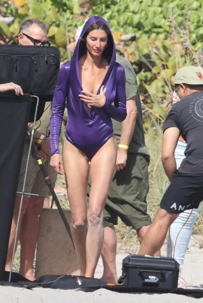 Hậu trường chụp ảnh áo tắm của siêu mẫu Gisele Bundchen gây tranh cãi-4