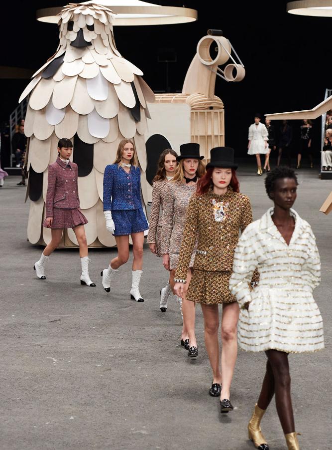 Chanel cũng đem muông thú lên sàn diễn, liệu có thắng Schiaparelli?-3