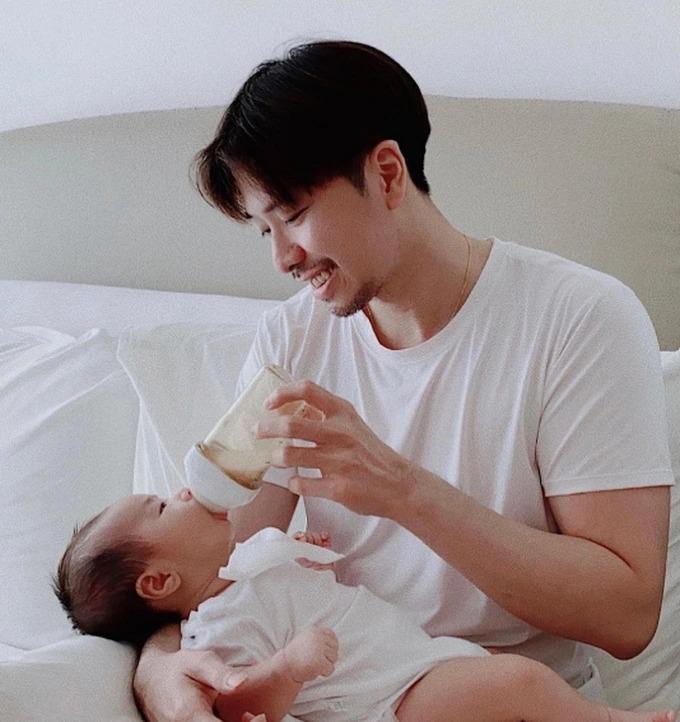 Ông bố nghỉ việc quản lý, ở nhà chăm con: Hiểu và thương vợ nhiều hơn-2