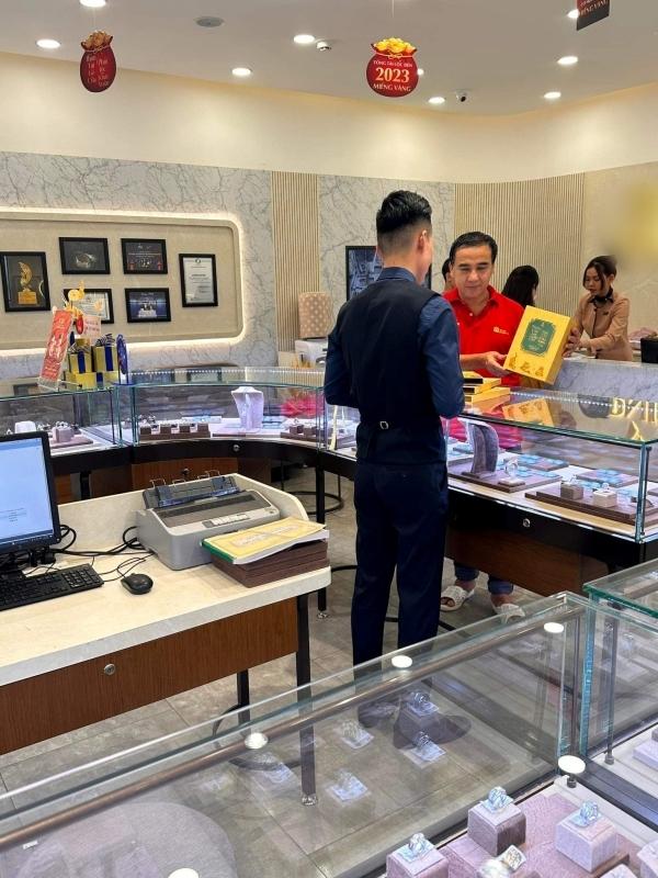 MC Quyền Linh đi dép tổ ong mua cả hộp vàng dịp đầu năm-1