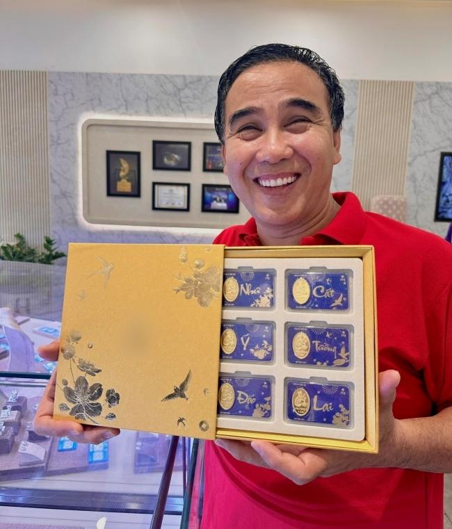 MC Quyền Linh đi dép tổ ong mua cả hộp vàng dịp đầu năm-2