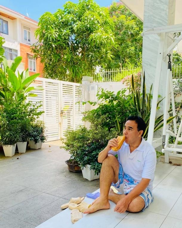 MC Quyền Linh đi dép tổ ong mua cả hộp vàng dịp đầu năm-8