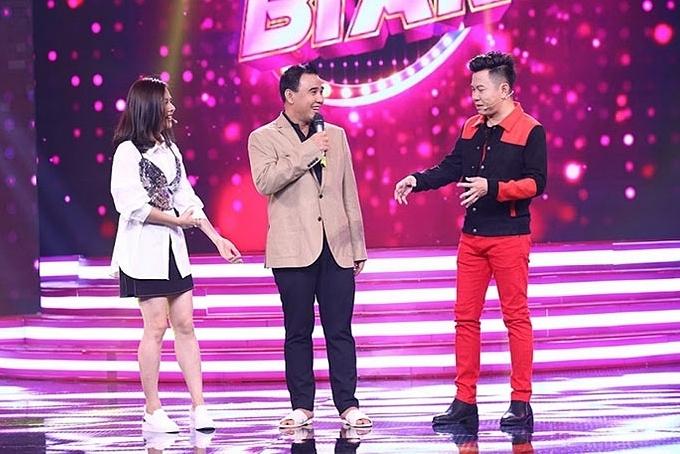 MC Quyền Linh đi dép tổ ong mua cả hộp vàng dịp đầu năm-6