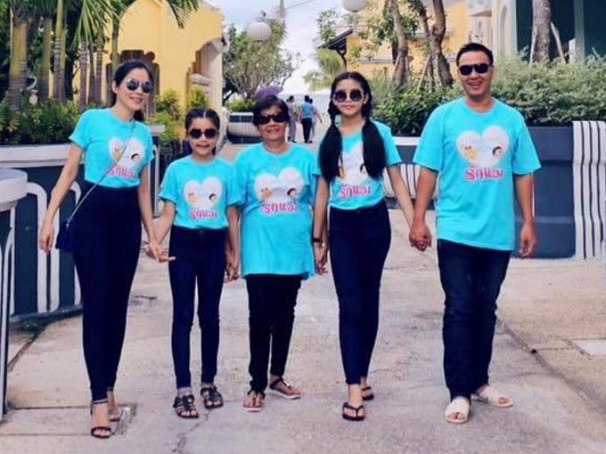 MC Quyền Linh đi dép tổ ong mua cả hộp vàng dịp đầu năm-9