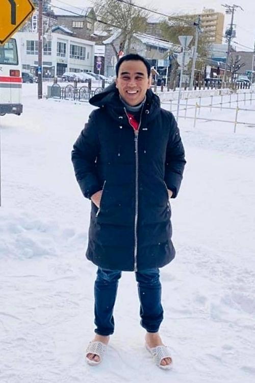 MC Quyền Linh đi dép tổ ong mua cả hộp vàng dịp đầu năm-10