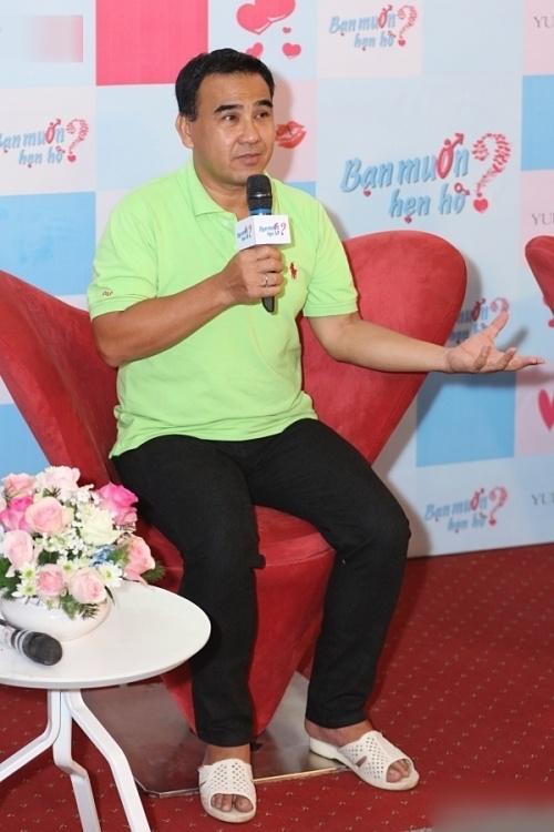 MC Quyền Linh đi dép tổ ong mua cả hộp vàng dịp đầu năm-5