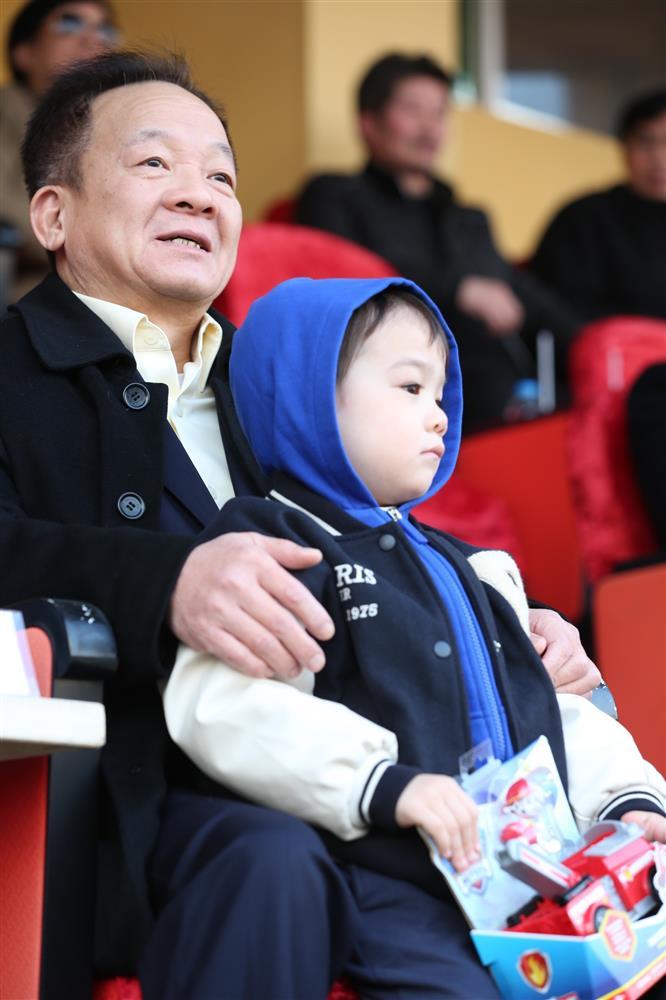 Hoa hậu Đỗ Mỹ Linh đến sân cổ vũ đội bóng của ông xã-4