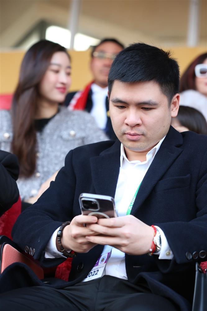 Hoa hậu Đỗ Mỹ Linh đến sân cổ vũ đội bóng của ông xã-3