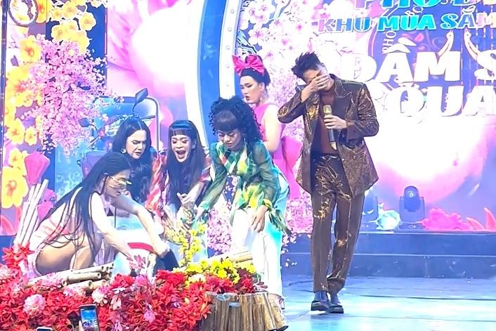 S.T Sơn Thạch toát mồ hôi khi thấy người nằm bất tỉnh đầu năm-5