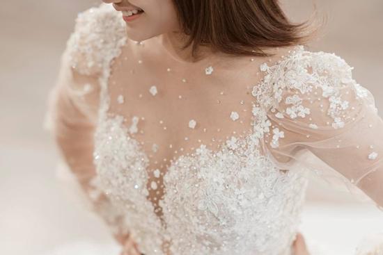 Thấy mẹ mặc váy cưới, con trai bật khóc vì hạnh phúc