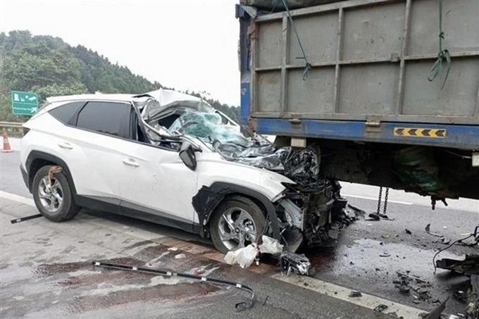 Ô tô con nát bét đầu sau cú đâm xe tải-1