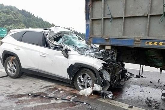 Ô tô con nát bét đầu sau cú đâm xe tải