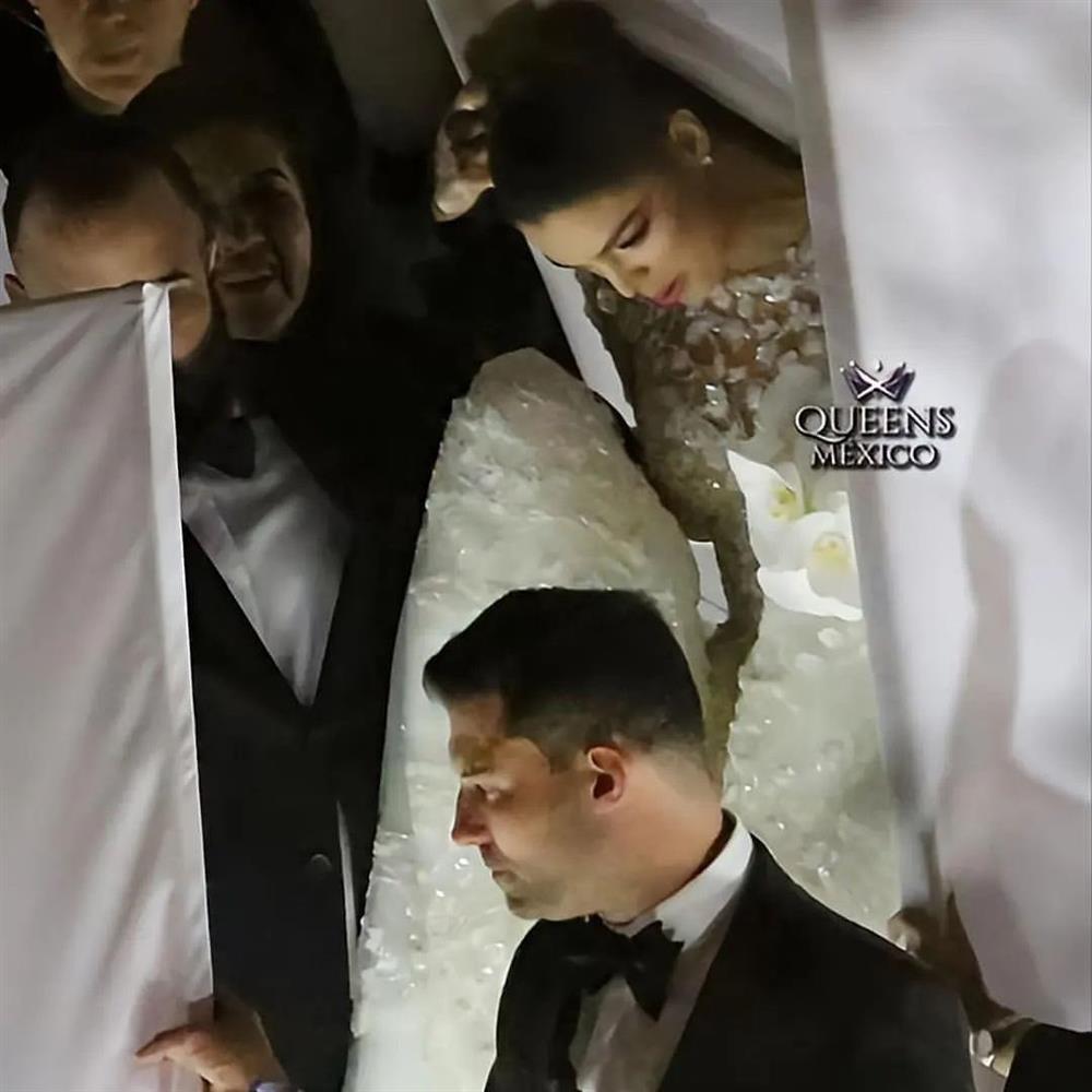 Á hậu 1 và top 5 Miss Universe cưới cùng ngày, trầm trồ 2 cô dâu-2