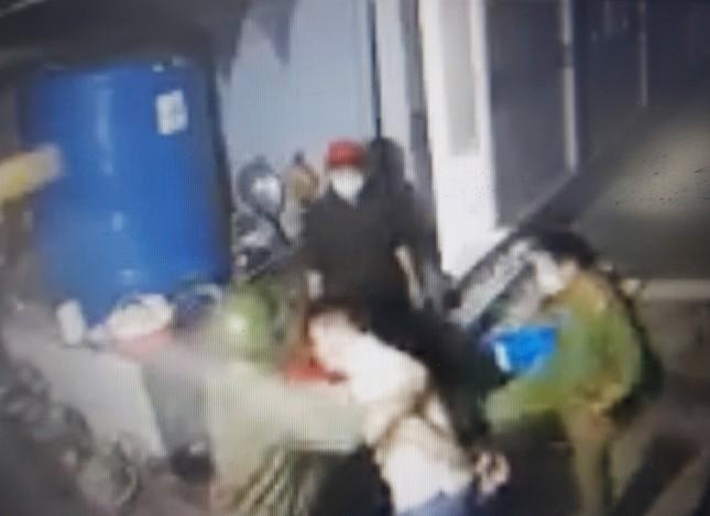 Tạm đình chỉ đại úy công an trong clip người đàn ông say rượu bị đánh-1