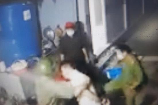 Tạm đình chỉ đại úy công an trong clip người đàn ông say rượu bị đánh