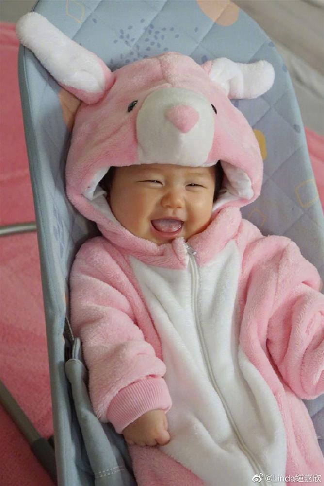 Hoa đán TVB Chung Gia Hân khoe cận mặt con gái út-1