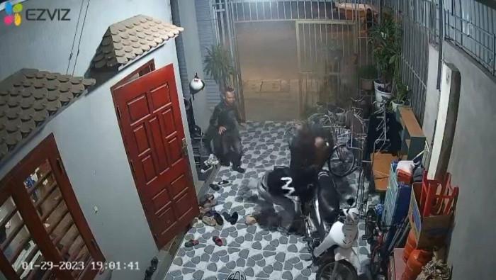 Khiếp sợ thanh niên bị 2 kẻ vác dao vào tận nhà truy sát-2