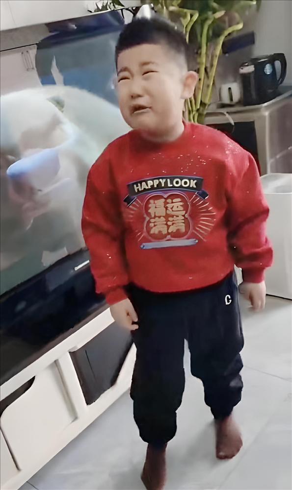 Cậu bé bật khóc thảm thiết vì quà tặng của bố mẹ-1