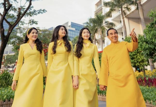 Bộ ảnh du Xuân của gia đình Quyền Linh: Nhà có 3 nàng tiên-1