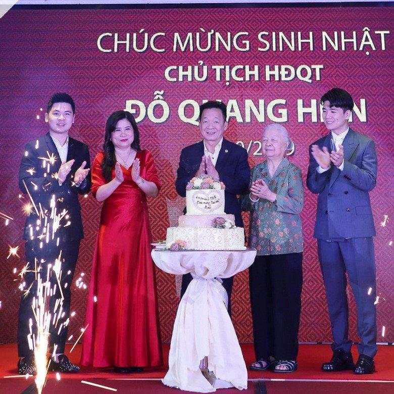 Mẹ chồng Đỗ Mỹ Linh sang chảnh ngang ngửa con dâu khi đứng cạnh-4