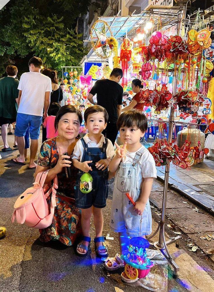 Mẹ chồng Đỗ Mỹ Linh sang chảnh ngang ngửa con dâu khi đứng cạnh-6