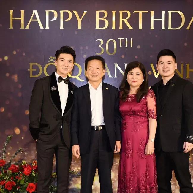 Mẹ chồng Đỗ Mỹ Linh sang chảnh ngang ngửa con dâu khi đứng cạnh-7