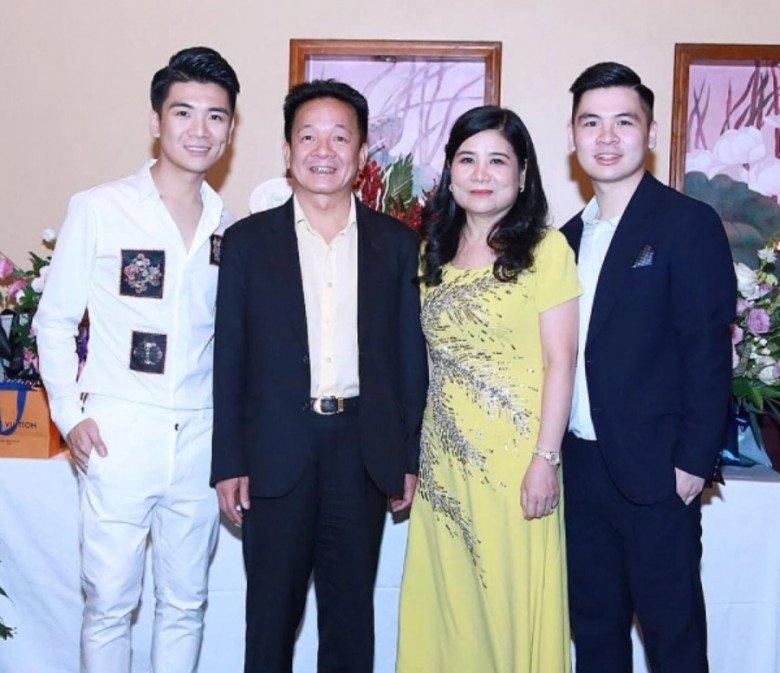 Mẹ chồng Đỗ Mỹ Linh sang chảnh ngang ngửa con dâu khi đứng cạnh-9