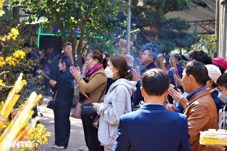 Đua nhau đốt ngựa khủng xin lộc tại ngôi đền nổi tiếng linh thiêng-1