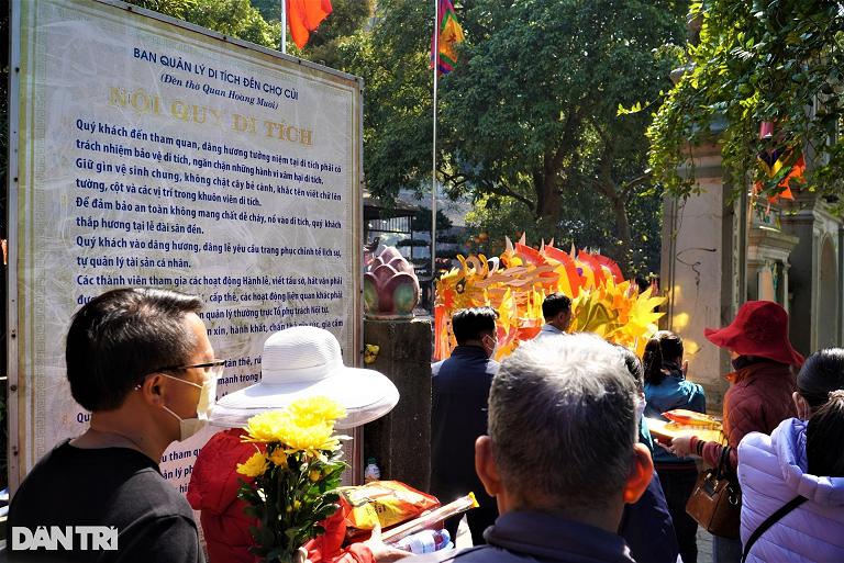 Đua nhau đốt ngựa khủng xin lộc tại ngôi đền nổi tiếng linh thiêng-2