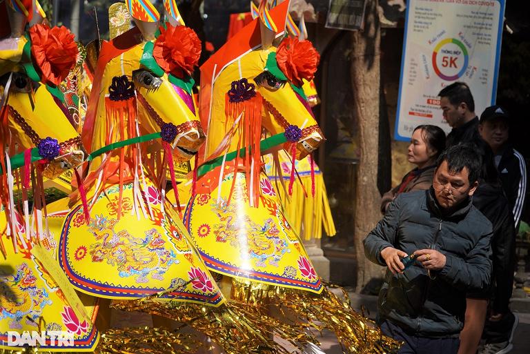 Đua nhau đốt ngựa khủng xin lộc tại ngôi đền nổi tiếng linh thiêng-4