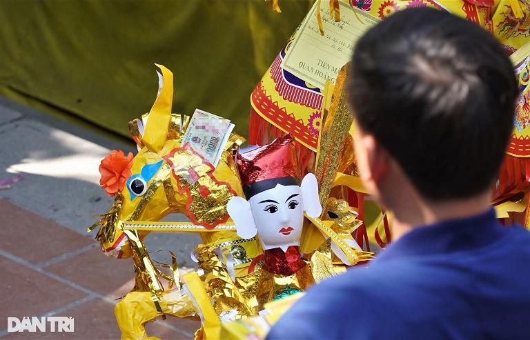 Đua nhau đốt ngựa khủng xin lộc tại ngôi đền nổi tiếng linh thiêng-5