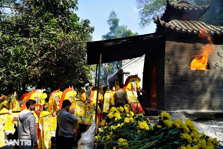 Đua nhau đốt ngựa khủng xin lộc tại ngôi đền nổi tiếng linh thiêng-6
